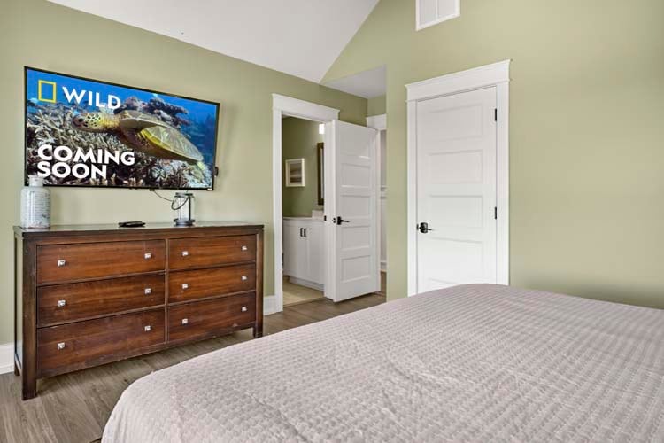 2nd Floor King with Private Bath