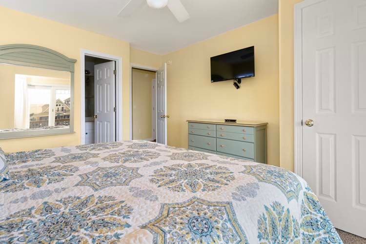 1st Floor King with Private Bath