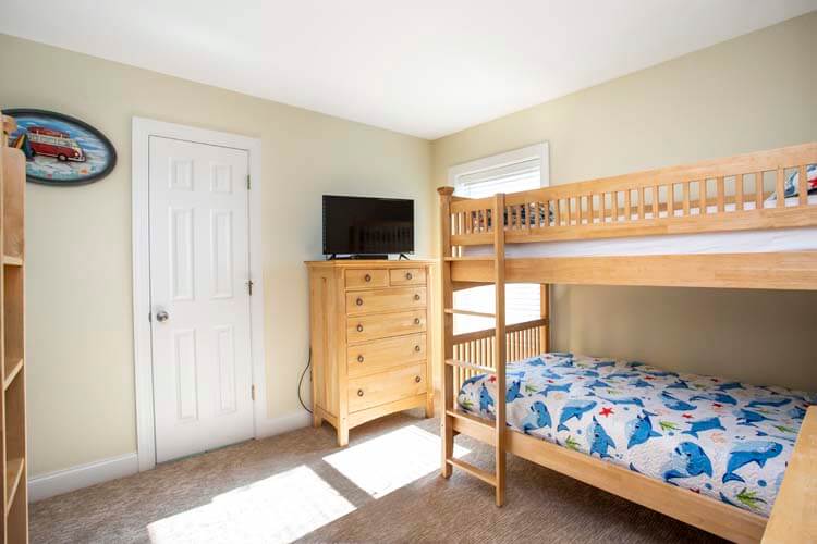 1st Floor Twin Bunks with Shared Bath