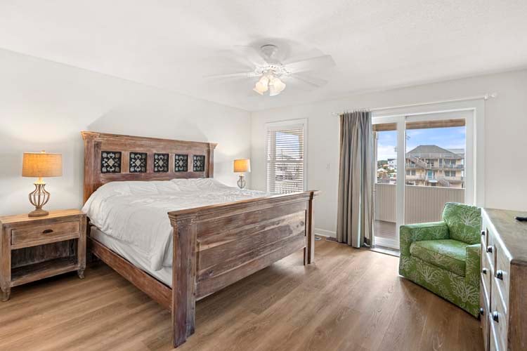 1st Floor King with Private Bath