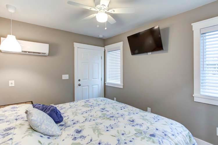 Poolside King with Private Bath (24)