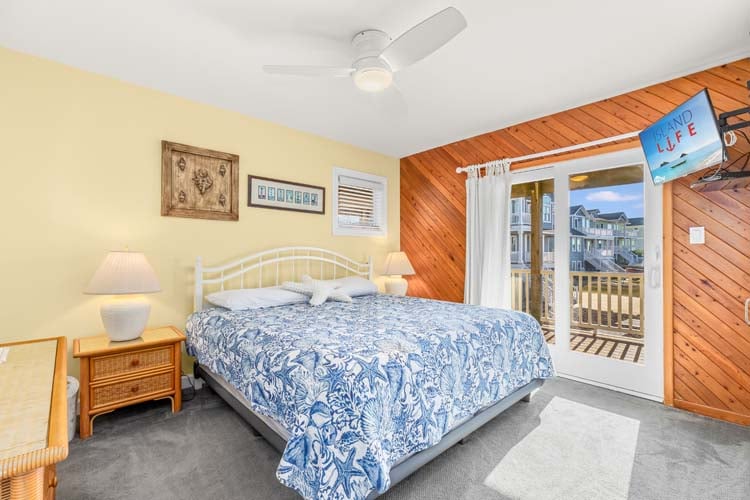 1st Floor King with Private Bath