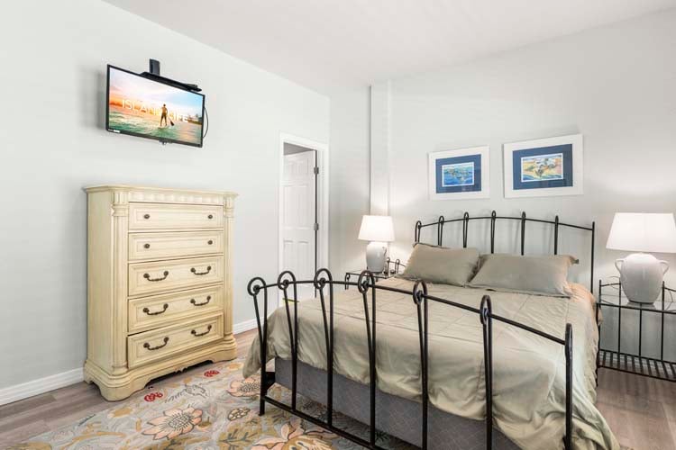 Ground Floor Queen with Private Bath