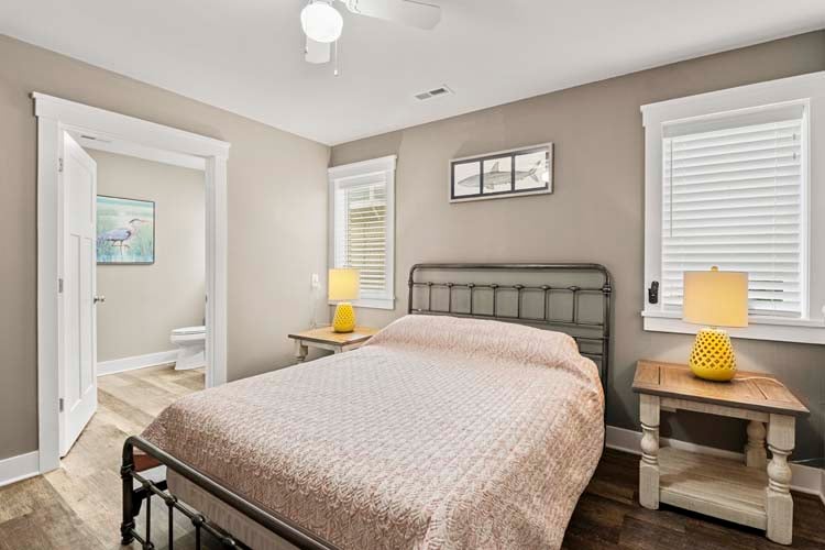 Ground Floor Queen with Private Bath (7)