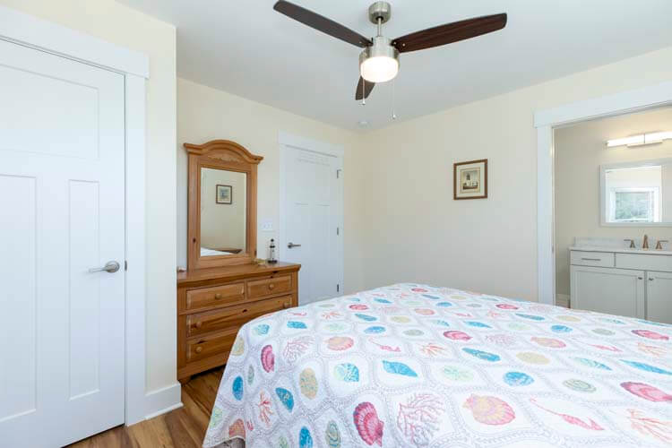 1st Floor Queen with Private Bath