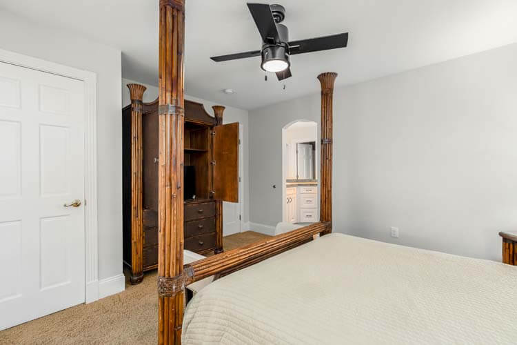 1st Floor Queen with Private Bath