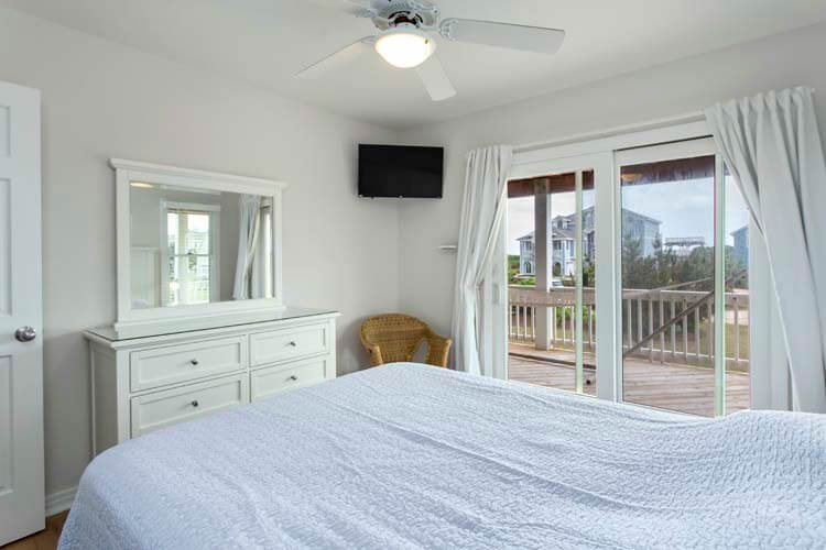 1st Floor Queen with Private Bath