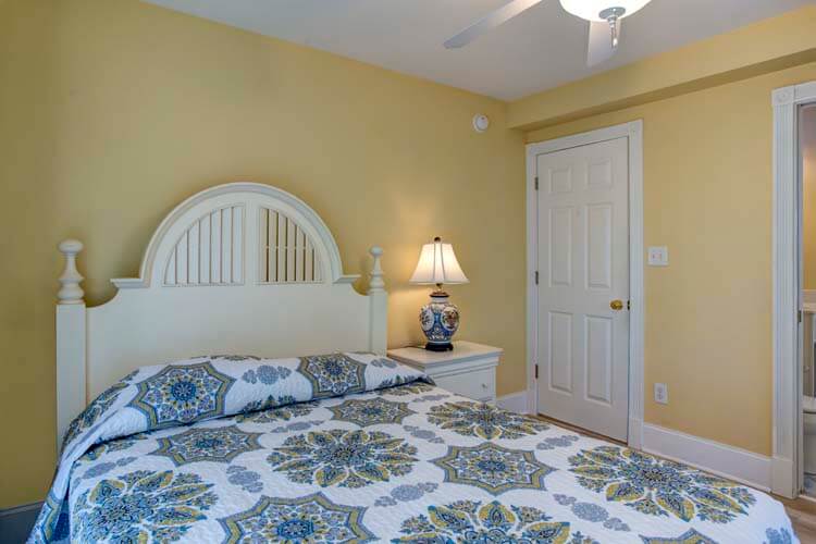 1st Floor Queen with Shared Bath