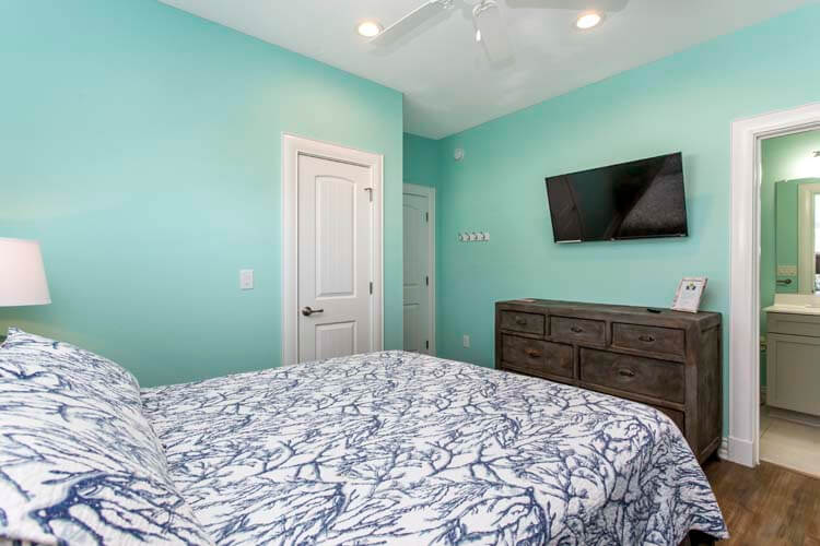 1st Floor Queen with Private Bath