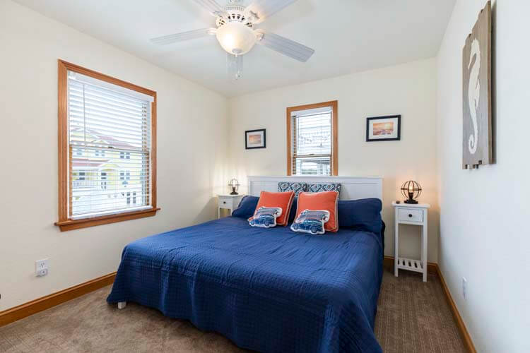 1st Floor King Bedroom