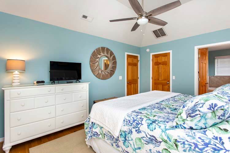 2nd Floor King with Private Bath