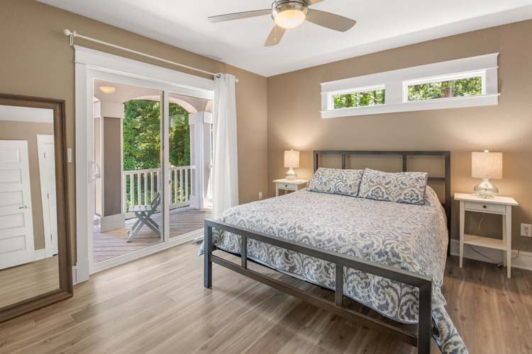 1st Floor Queen Bedroom