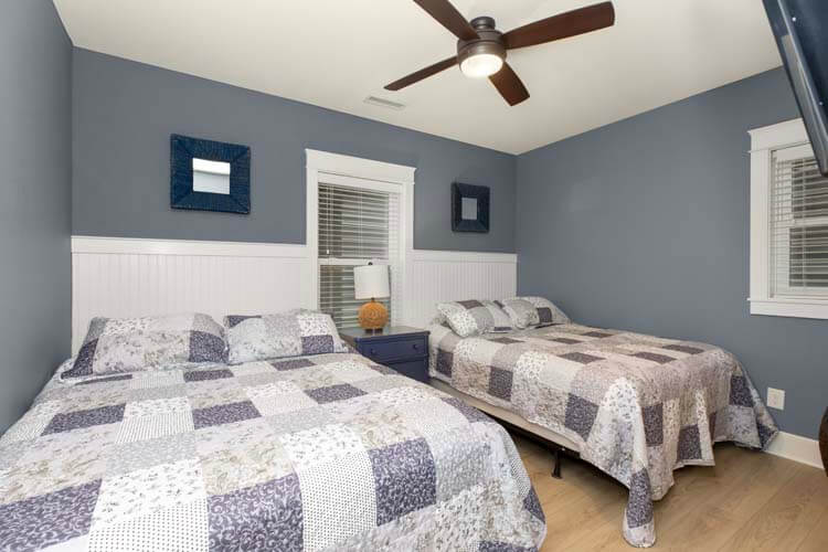 Ground Floor Queens with Private Bath