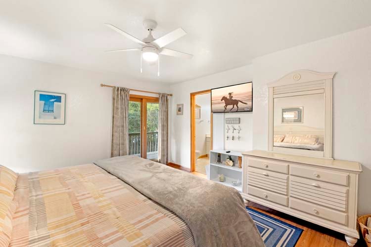 1st Floor King with Private Bath