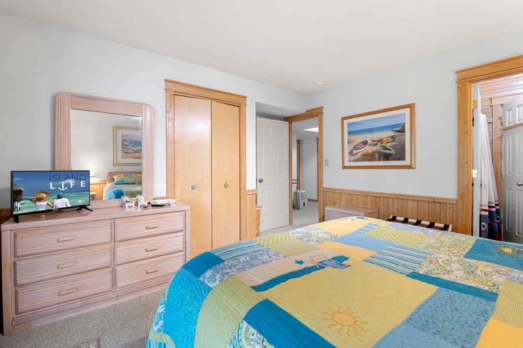 1st Floor Queen with Shared Bath