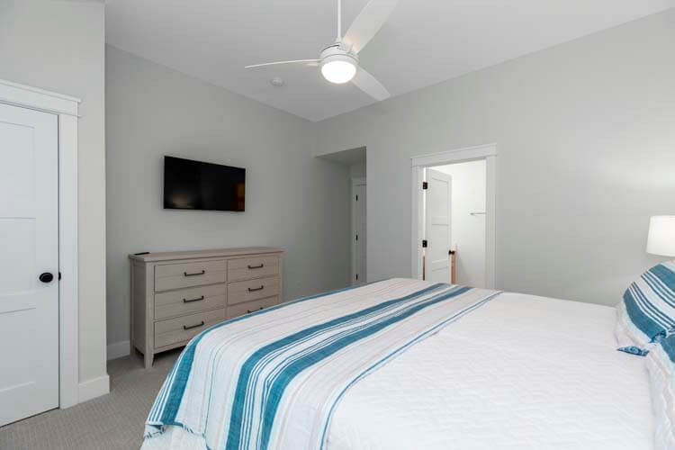 2nd Floor King with Private Bath