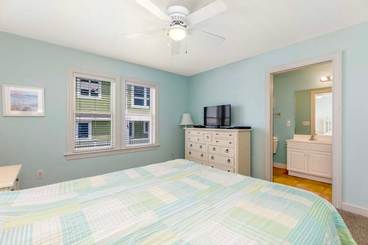 1st Floor Queen with Private Bath