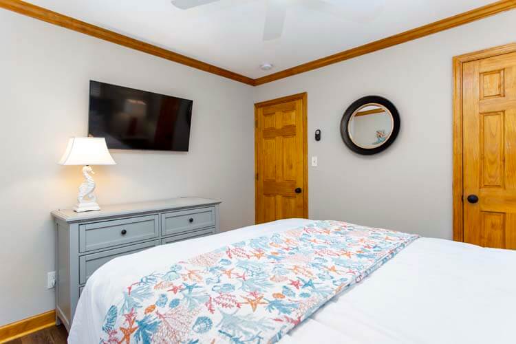 1st Floor Queen Bedroom