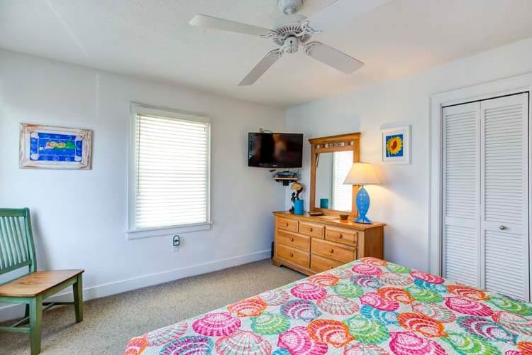 1st Floor King Bedroom