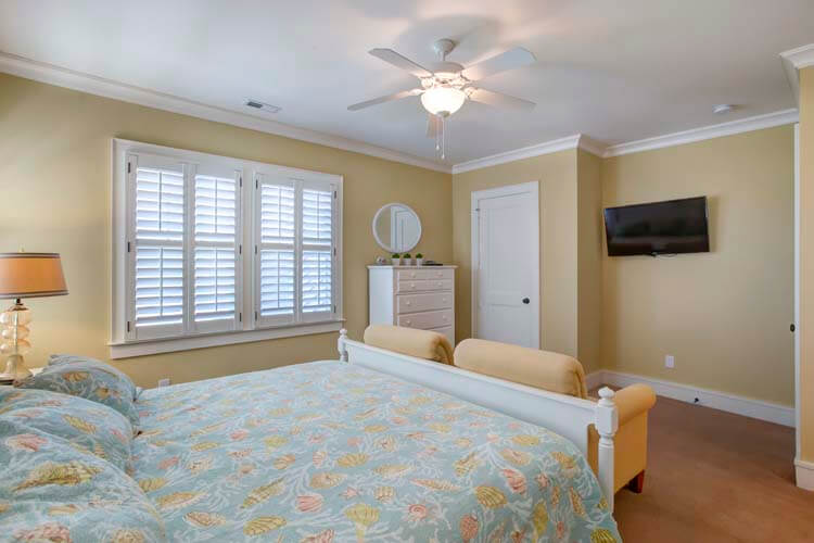 1st Floor Soundside King with Private Bath