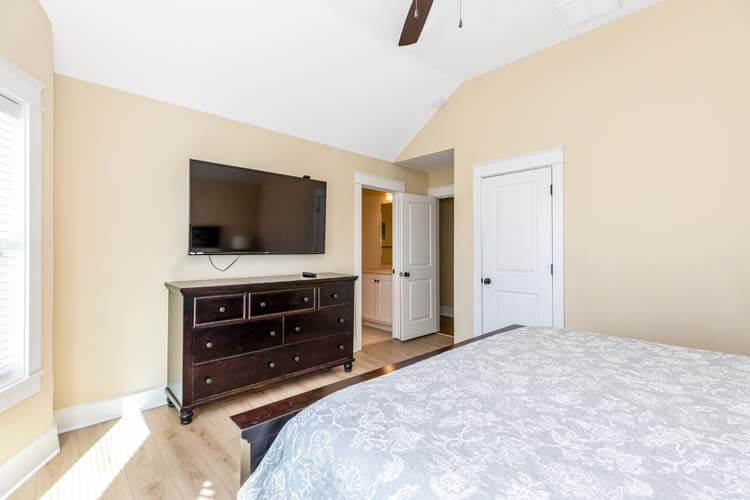 2nd Floor King with Private Bath