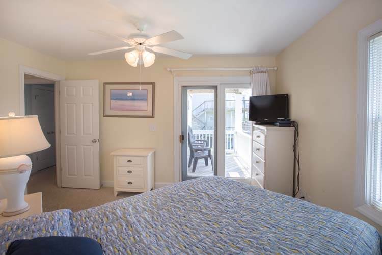 1st Floor Queen with Private Bath