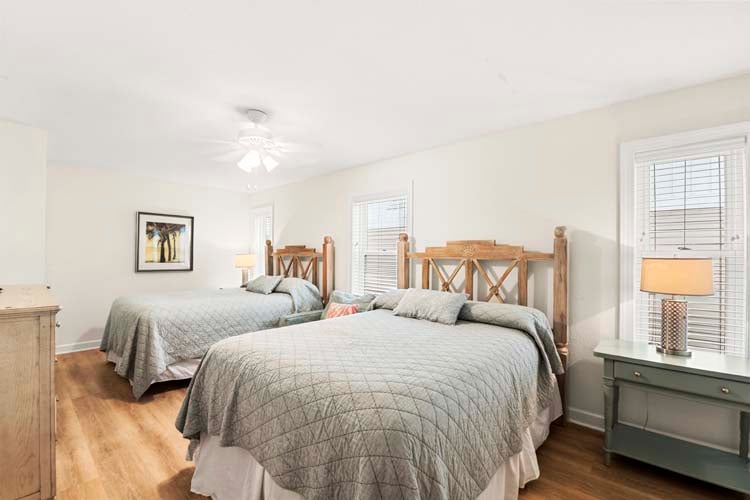 1st Floor Queens with Private Bath