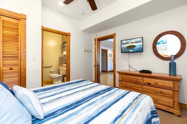 Ground Floor Queen with Private Bath