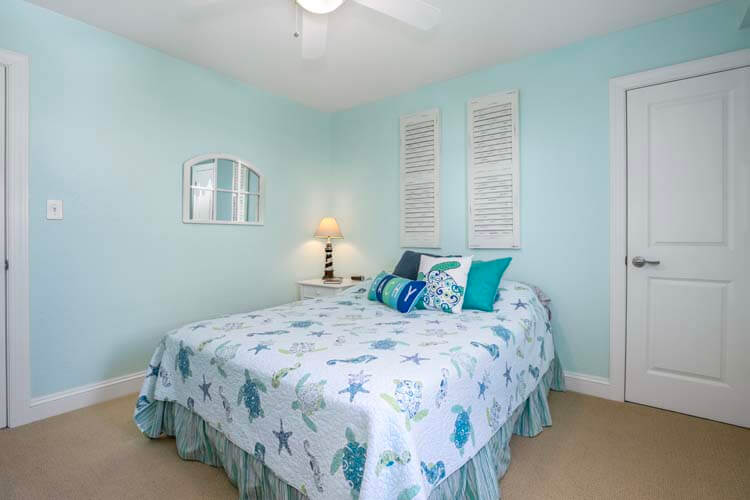 1st Floor Queen Bedroom