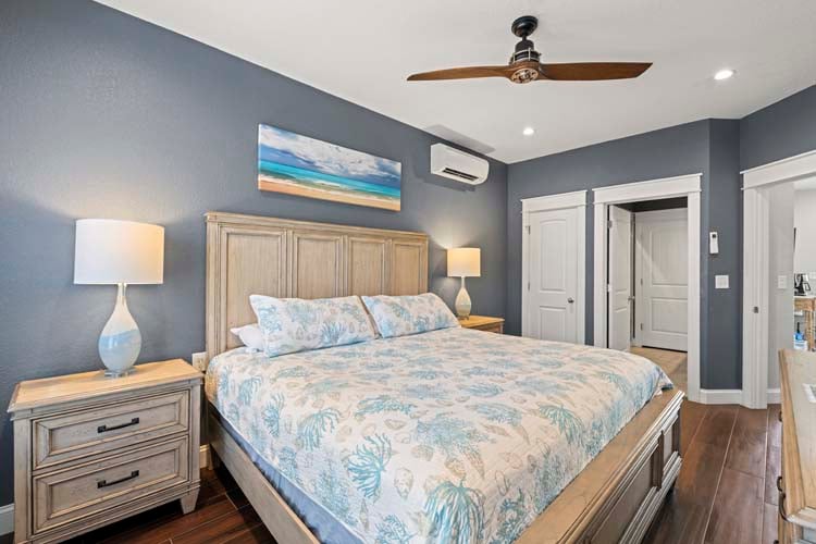 Poolhouse King with Private Bath (17)