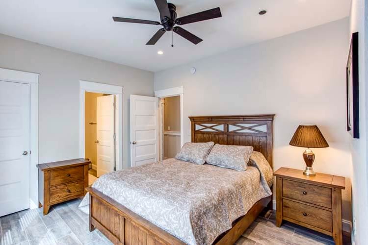 1st Floor Queen with Private Bath (7)