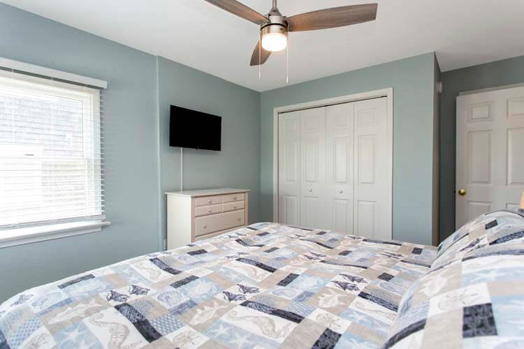 1st Floor King Bedroom