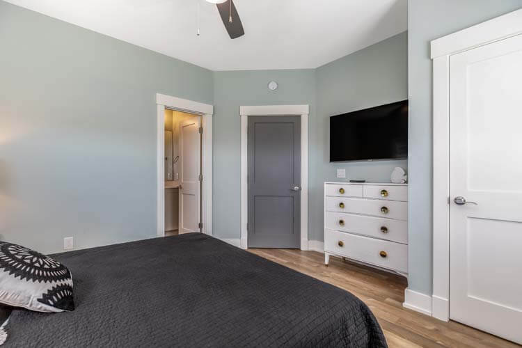 2nd Floor King with Private Bath