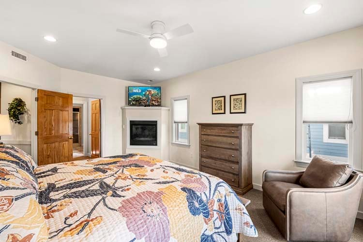 1st Floor King with Private Bath (6)