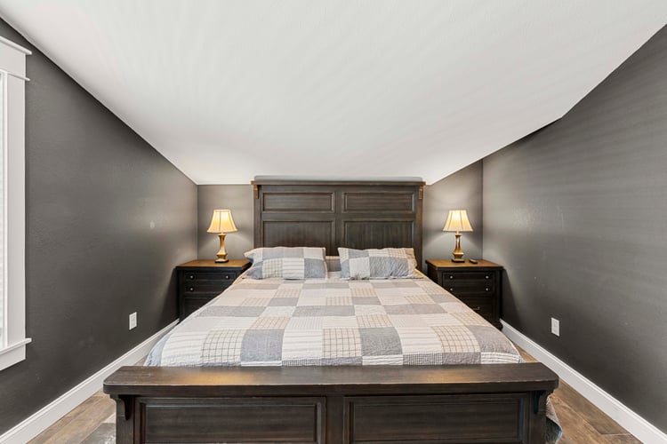 3rd Floor King with Private Bath (24)