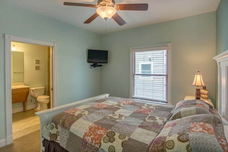 1st Floor Queen with Private Bath