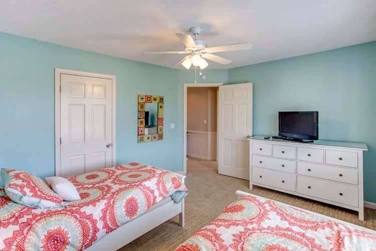 1st Floor Twins Bedroom