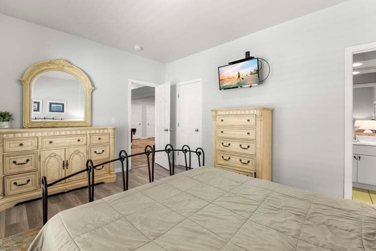 Ground Floor Queen with Private Bath