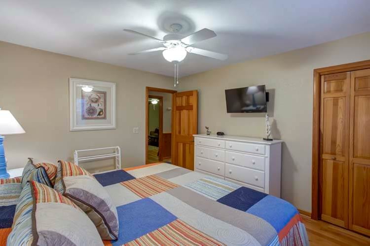 1st Floor King Bedroom