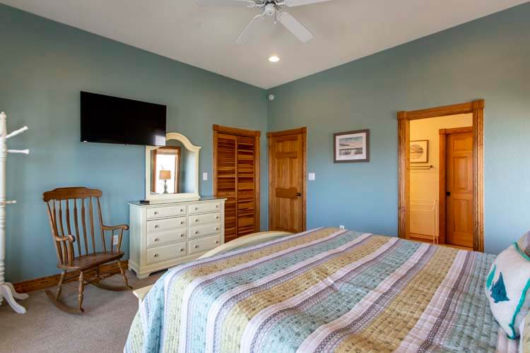 1st Floor King with Private Bath