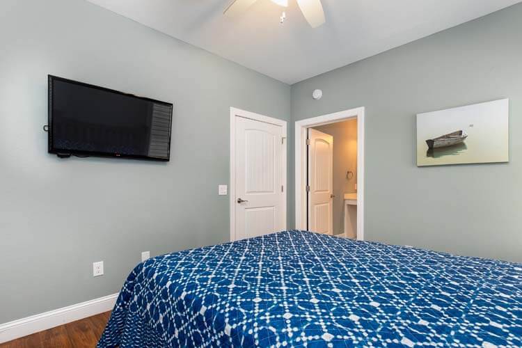 Ground Floor Queen with Private Bath (4)