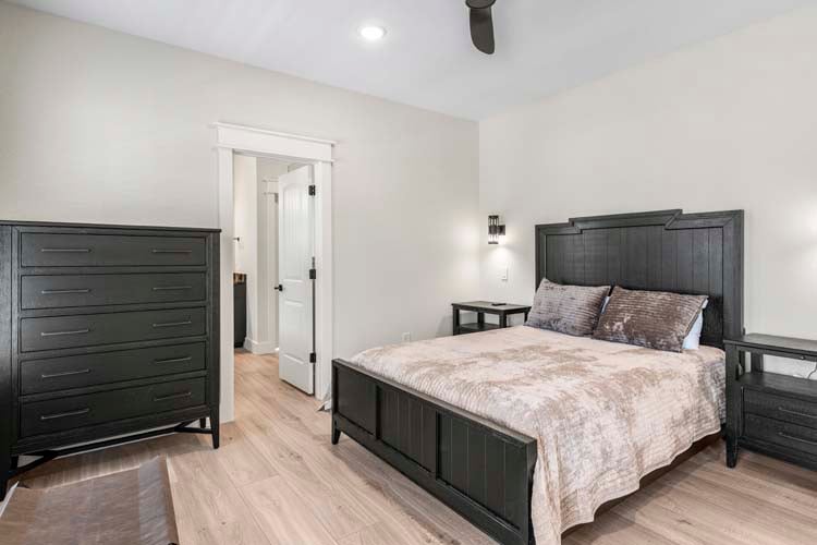 1st Floor Queen with Private Bath (5)