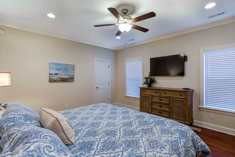 1st Floor King with Private Bath