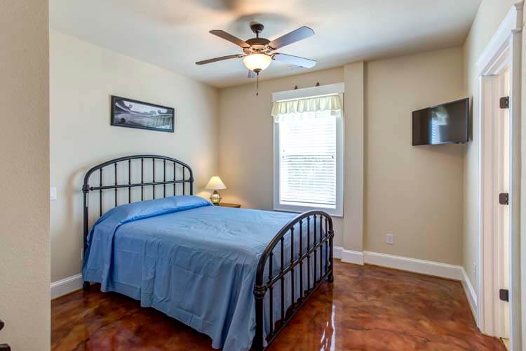 Ground Floor Queen with Private Bath