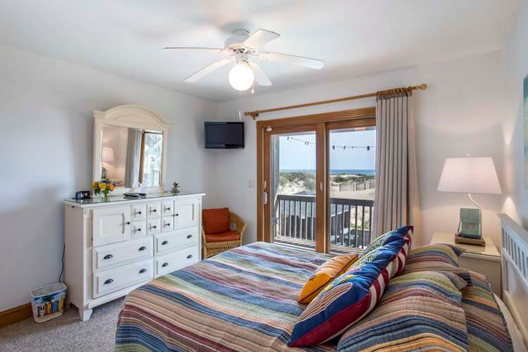 1st Floor Queen with Shared Bath