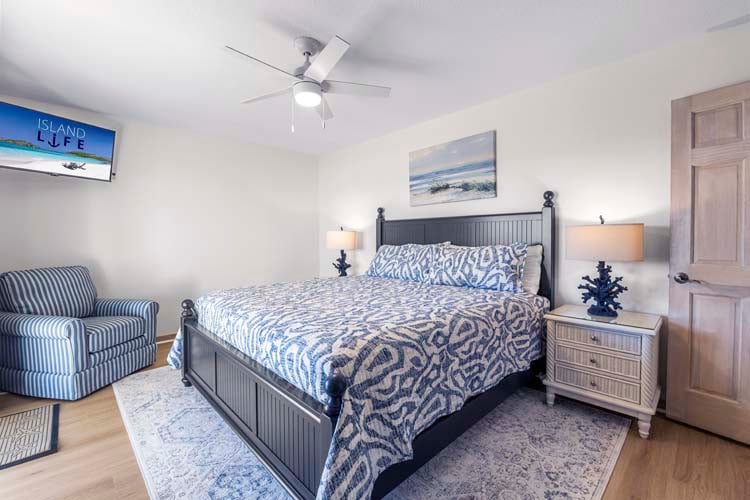 1st Floor King with Shared Bath