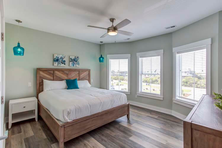 1st Floor King with Private Bath (SW)