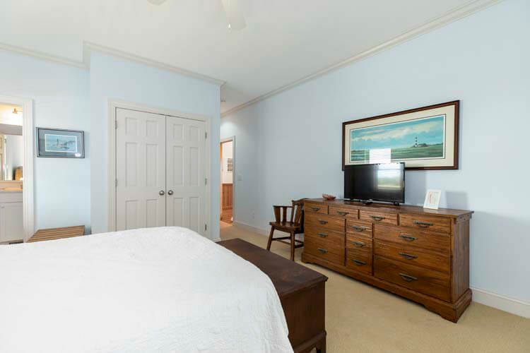 1st Floor Queen with Private Bath