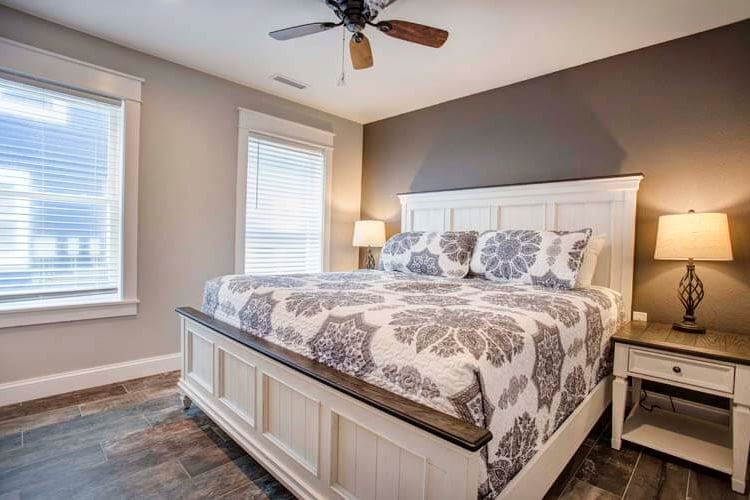 Ground Floor King with Shared Bath (17)