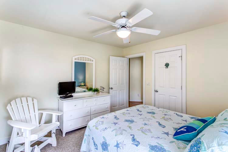 1st Floor Queen Bedroom